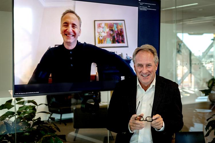 Længe har erhvervsledere kritiseret Europas politikere for nøl. Nu er der endelig grund til optimisme, mener Siemens' bestyrelsesformand, Jim Hagemann Snabe (på skærmen), og DI-direktør, Lars Sandahl Sørensen.  Foto: Finn Frandsen