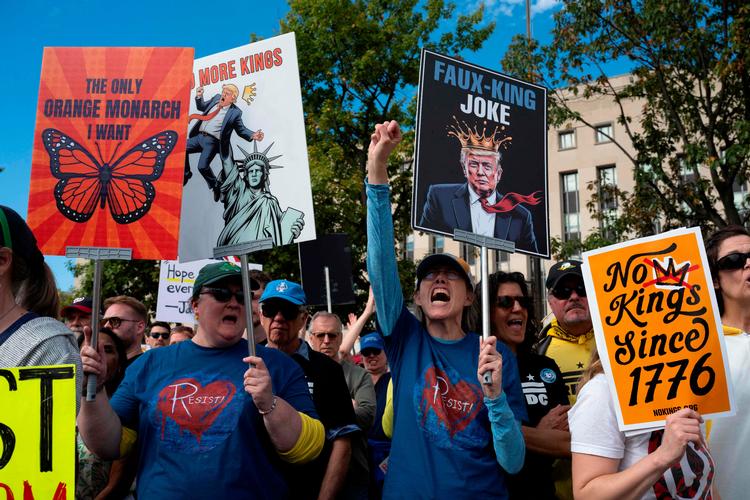 Demonstrationerne ved navn "No Kings" fandt sted i flere byer rundt om i verden. Ifølge den officielle hjemmeside for demonstrationerne deltog mere end 7 millioner mennesker verden over forenet under parolen: »Amerika har ingen konger, og magten tilhører folket«. Foto: Roberto Schmidt/Ritzau Scanpix