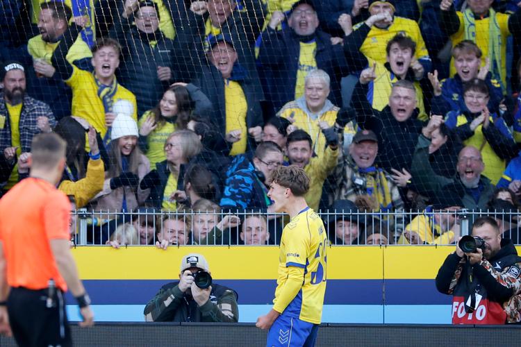 Brøndby-stjernefrøet Jacob Brøchner Ambæk jubler efter sin flotte scoring til 1-0.. Foto: Jens Dresling
