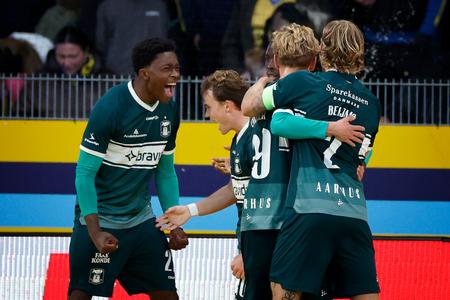 Stefen Tchamche (tv) blev den store helt for AGF med sin scoring til slutresultatet 3-3. Foto: Jens Dresling