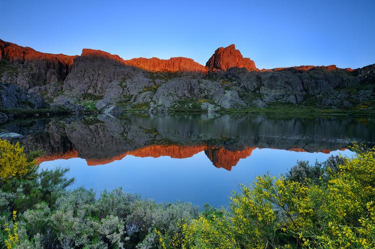 På klare dage spejler bjergene sig smukt i bjergsøerne i naturparken. Foto: Center of Portugal