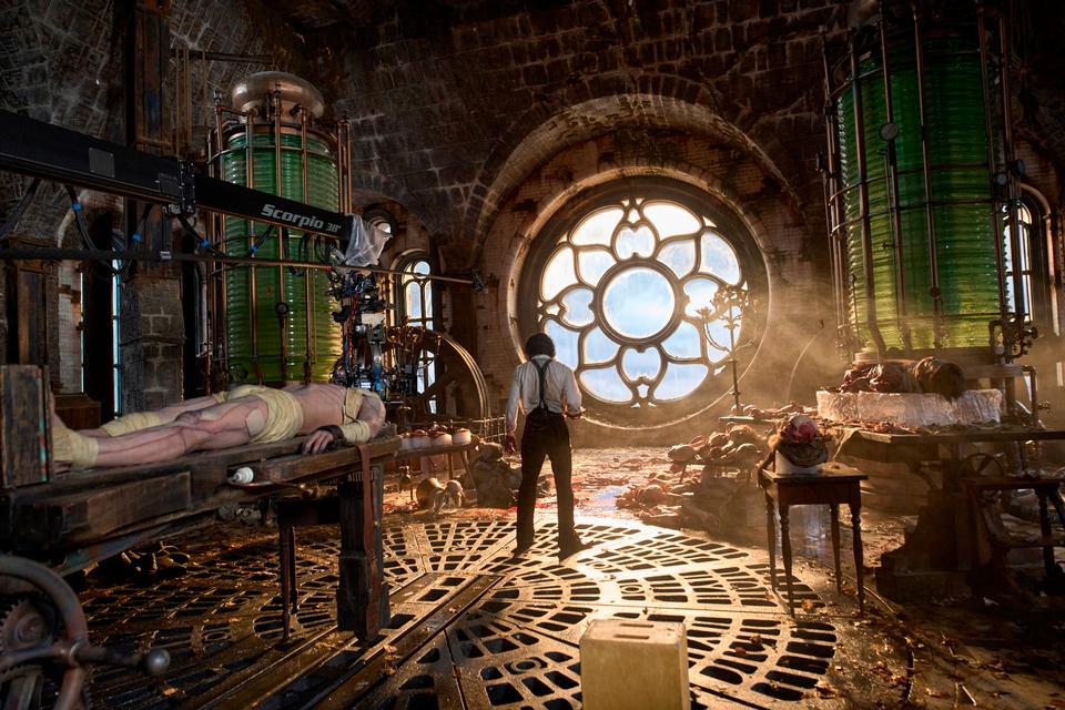 Guillermo del Toros gamle helt, den mørkt fantasifulde forfatter H.P. Lovecraft, fornægter sig ikke i filmens scenografi.  Foto: Netflix