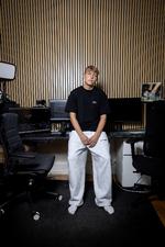 Det koster omtrent 38 kroner at blive abonnent på influencer og gamer Rasmus Søndergaards aktuelle 24-timers livestream, der varer to uger. Den seneste uge har han fået 29.000 abonnenter, hvilket svarer til mere end en million kroner. Foto: Mads Nissen