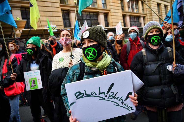 'Bla, bla, bla' stod der på klimademonstranternes skilte ved klimatopmødet i Glasgow i 2021 med inspiration fra svenske Greta Thunberg. Men der er endnu større risiko for, at topmødet i år ender som en tandløs snakkeklub. Foto: Dylan Martinez/Ritzau Scanpix