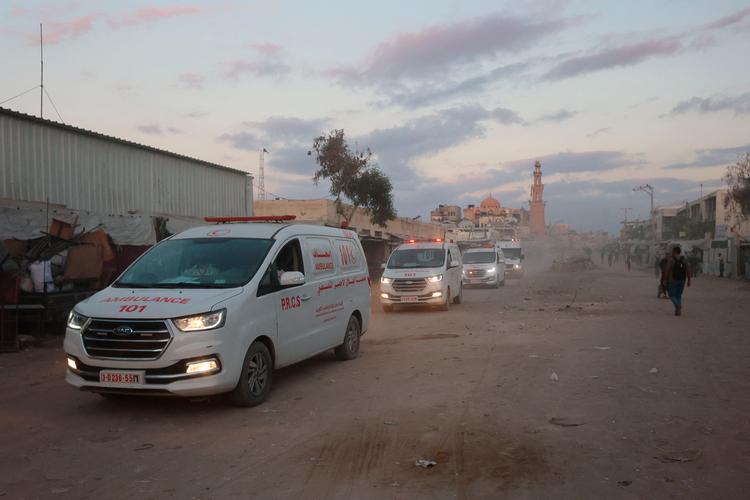 Ambulance fra Palæstinensisk Røde Halvmåne på vej mod det østlige Gaza forud for Hamas' frigivelse af israelske gidsler. Foto: Omar Al-qattaa/Ritzau Scanpix