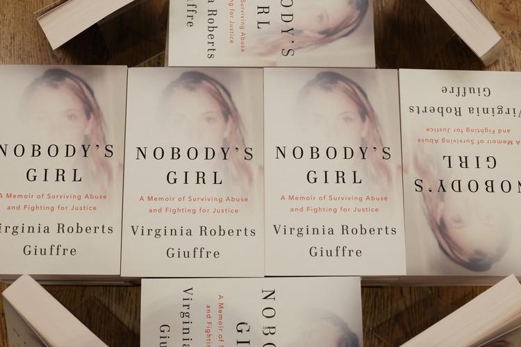 'Nobody's Girl' af Epstein-offeret Virginia Giuffre, der udgives posthumt, er dårligt nyt for Donald Trump, selv om han ikke nævnes i bogen. Foto: Hollie Adams/Ritzau Scanpix