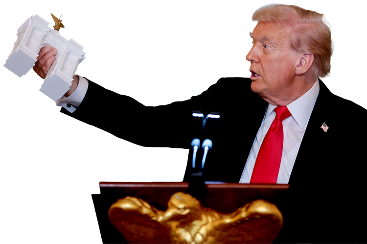 USA’s præsident Donald Trump holder en model frem af den triumfbue, han ønsker sig, under en gallamiddag i Det Hvide Hus. Foto: Jonathan Ernst/Ritzau Scanpix