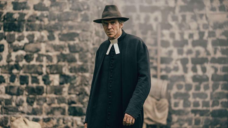 Et sted mellem Sherlock Holmes og Jesus Kristus. Den detektivistiske præst spilles af Gustaf Skarsgård Foto: Disney+