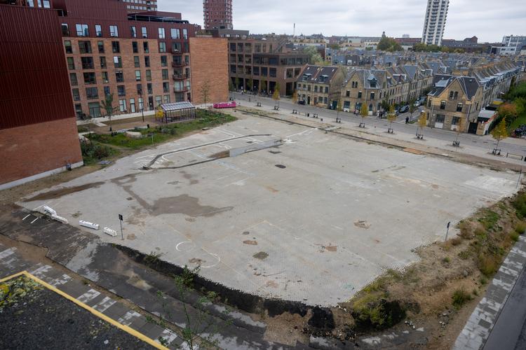 På den tomme byggegrund omgivet af højt nybyggeri skal der efter planen ligge over 200 almene boliger. Det risikerer lovgivningen at sætte en stopper for. Foto: Vikki Søholm
