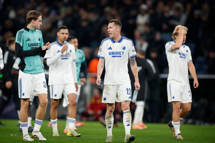 Det ser sort ud for FCK i den hjemlige liga, og tirsdag aften fik det danske mesterhold også yderligere problemer i Champions League, da de tabte 2-4 til Borussia Dortmund.  Her er det FCKs William Clem, Lukas Lerager og Mads Emil Madsen efter kampen. Foto: Jens Dresling