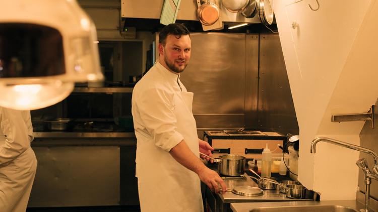Nicky Arentsen i køkkenet på Aure, hvor menuen primært består af alt godt fra havet.  Foto: Apple TV