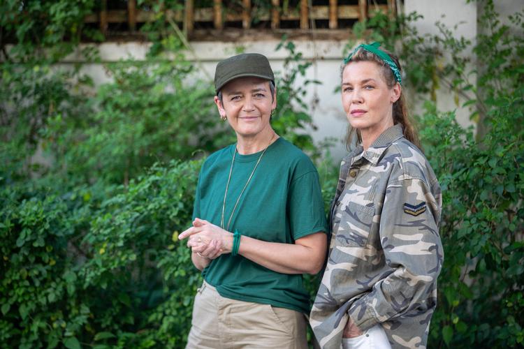 Margrethe Vestager og Connie Nielsen udgør det ene hold, der dyster om at komme først frem på de røde grusveje i Uganda. Heldigvis bliver der også tid til at købe lampeskærme og andre souvenirer.  Foto: HBO Max