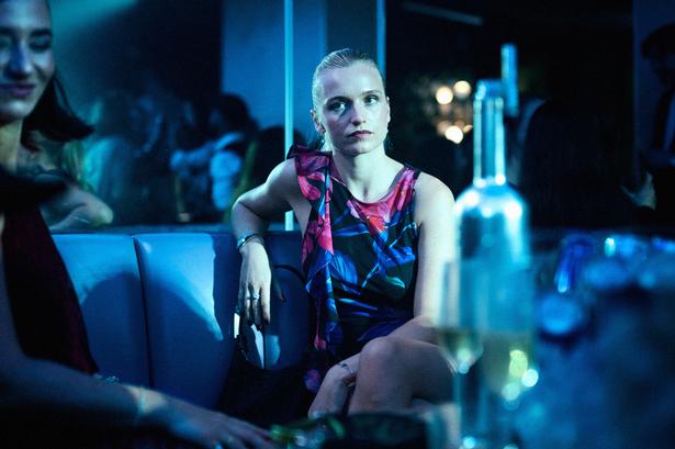 Politiaspiranten Tea (spillet af Claire Dessau) spiller et farligt dobbeltspil i 'Legeden'. Foto: Nikolaj Thaning Rentzmann, Netflix.  Foto:  Nikolaj Thaning Rentzmann/Netflix