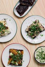 Gæsterne er især glade for de vegetariske smørrebrødsalternativer, og det kan jeg godt forstå, skriver anmelderen. Foto: Loui Pedersen