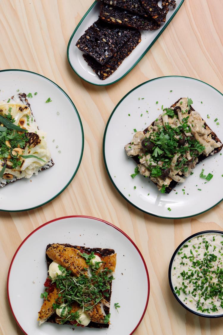 Gæsterne er især glade for de vegetariske smørrebrødsalternativer, og det kan jeg godt forstå, skriver anmelderen. Foto: Loui Pedersen