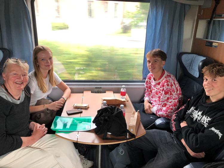 Så er børnebørnene samlet, og turen går – efter start i Ringsted – nu fra Kolding til Hamburg HbF. Fra venstre er det bedstemor Kit, Martha (Køge), Anton (Århus) og Alfred (Århus).  Foto: Rasmus Bech