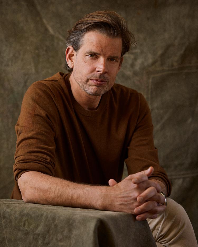 Den svenske forfatter, podcaster og klummeskribent Alex Schulman (f. 1976) debuterede som romanforfatter i 2009 med den selvbiografiske 'Skynda att älska' . Siden har han i en stribe erindringsbøger og romaner skildret familiedynamikker og traumer gennem generationer. Pr-foto Martin Cederblad