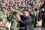 Kim Jong-un hilser på nordkoreanske soldater under en ceremoni, hvor grundstenen til et museum, der hylder de soldater, som blev dræbt i Kursk i Rusland i krigen i Ukraine. Foto: Str/Ritzau Scanpix