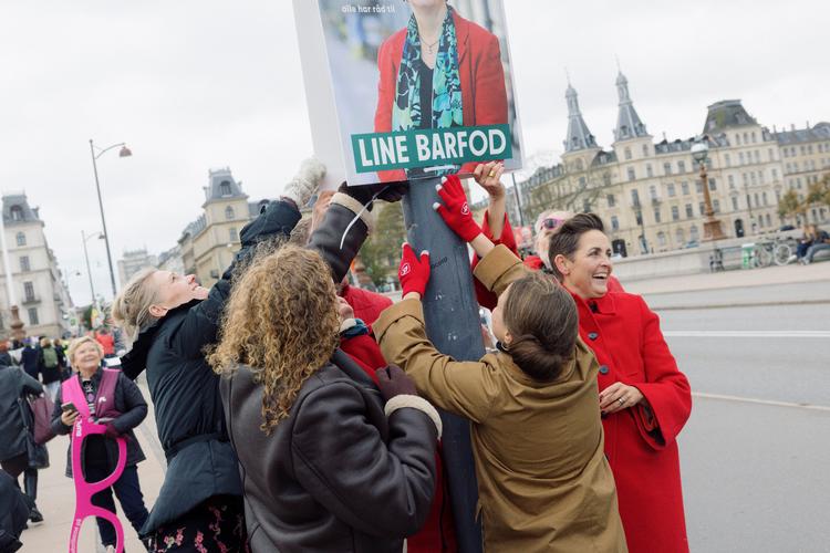 Der var synkronhejsning på Dronning Louises Bro, hvor 
Sisse Marie Welling fra SF og Line Barfod fra Enhedslisten stod side om side, mens de hejste deres valgplakater.  Foto: Loui Pedersen
