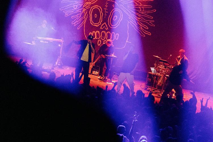 De sødt duftende røgskyer hang tæt over publikum, da Pharfar, Blæs Bukki og Eaggerman gav koncert som trioen Bikstok.  Foto: Loui Pedersen
