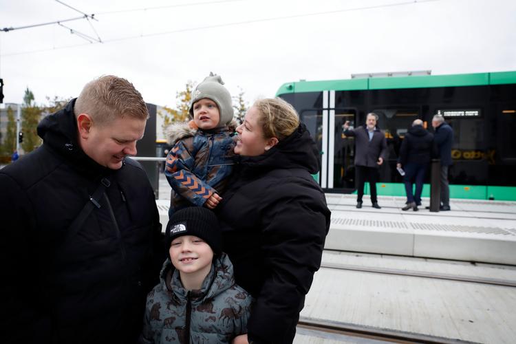Familien Movding, som har fået en plads allerforrest tættest på den grønne letbane.  Foto: Jens Dresling
