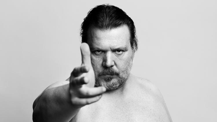 »Mad skal smage af lort for dig, vand af betændelse«. Nicolas Bro skyder med skarpt i iscenesættelsen af Anders Abildgaards digtsamling 'Ibis'. Foto: Robin Skjoldborg