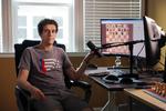 Daniel Naroditsky i sit hjem i North Carolina. Hans død efterforskes som et selvmord, og i skakverdenen fyger det med bitre anklager om, at en anden stormester, russeren Vladimir Kramnik, har mobbet ham ud over kanten med sine gentagne antydninger om snyd.  Foto: Travis Dove/Ritzau Scanpix