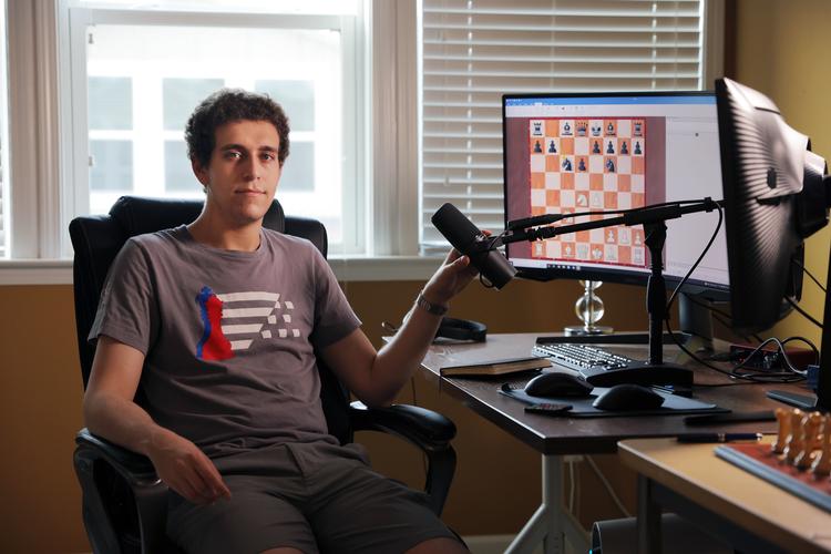 Daniel Naroditsky i sit hjem i North Carolina. Hans død efterforskes som et selvmord, og i skakverdenen fyger det med bitre anklager om, at en anden stormester, russeren Vladimir Kramnik, har mobbet ham ud over kanten med sine gentagne antydninger om snyd.  Foto: Travis Dove/Ritzau Scanpix