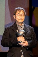 Junji Ito er en kulthelt mange steder i verden. Her modtager han en fransk tegneseriepris i 2023. Foto: Yohan Bonnet/Ritzau Scanpix