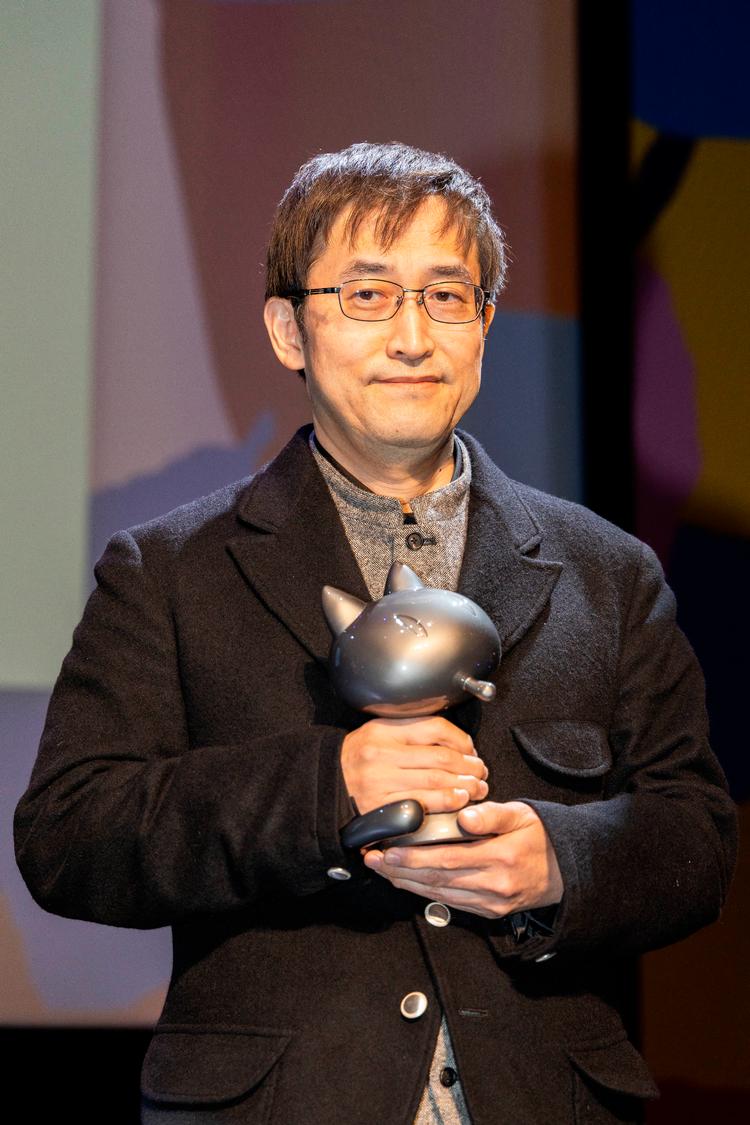 Junji Ito er en kulthelt mange steder i verden. Her modtager han en fransk tegneseriepris i 2023. Foto: Yohan Bonnet/Ritzau Scanpix