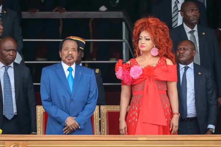 Camerouns præsident, Paul Biya, sammen med sin hustru, Chantal Biya, ved en parade i Yaounde sidste år. Foto: -/Ritzau Scanpix