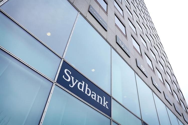 Sydbanks kontor på Frederiksberg skal snart have nyt logo. Banken skal,. om alt går vel, fusioneres med Arbejdernes Landsbank og Vestjysk Bank, under det nye navn AL Sydbank.   Foto: Jens Dresling