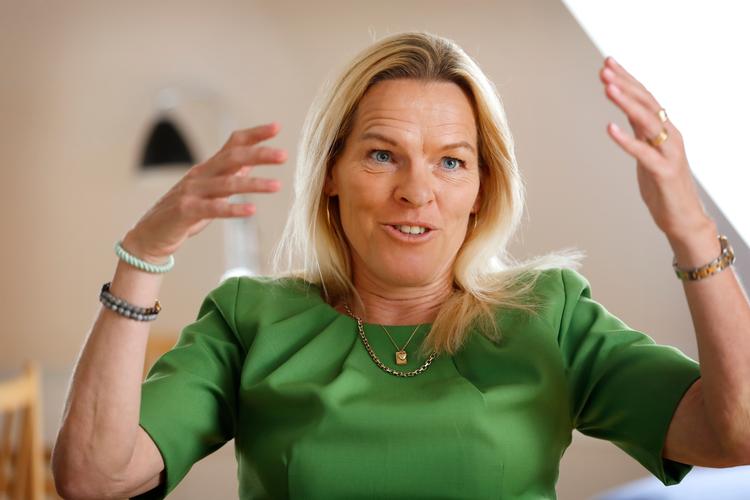 Der er stort engagement, når ældreminister Mette Kierkgaard (M) taler om, hvad der kan få seniorer til at blive i arbejdslivet.   Foto: Jens Dresling