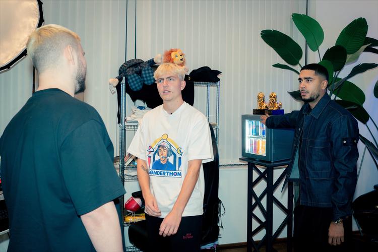 Den populære rapper Kesi (til højre) fløj hjem fra en tur til Japan før tid for at være med i livestreamen hos Rasmus Søndergaard (i midten). Pr-foto Marius Caiezza.