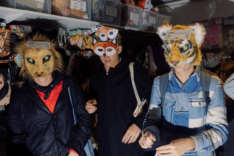 Nogle søger uhyggelige udklædninger, mens andre går efter mere komiske gruppekostumer.  Foto: Loui Pedersen