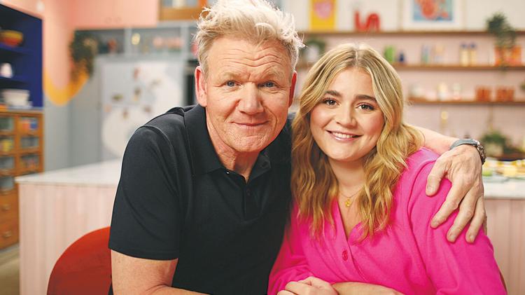 Gordon Ramsay og datteren Tilly laver en dejlig parisertoast sammen i hendes madprogram. Foto: Amazon Prime Video