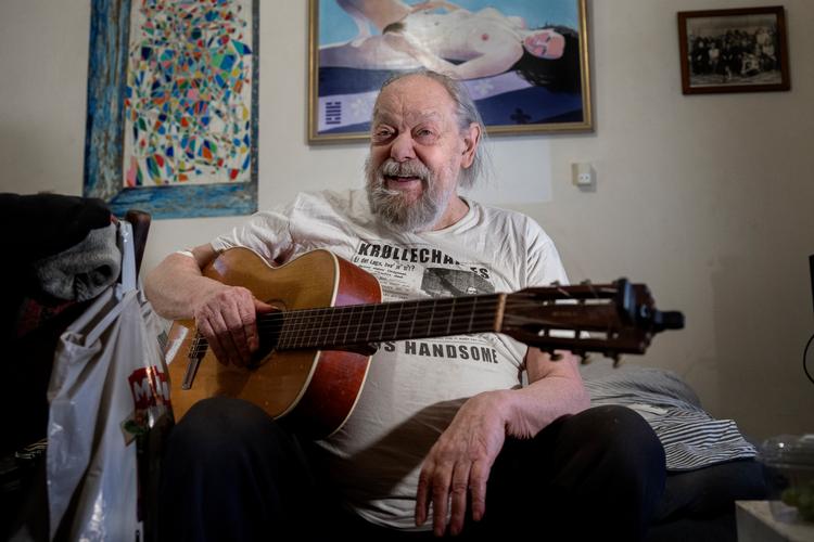 Stig Møller, musiker og sangskriver, fylder 80 år. På væggen bag ham hænger 'Bette', der boede i ejendommen på Østerbro. Hun og hendes tre børn er - sammen med bassisten Peter Ingemann - hans nærmeste flok.    Foto: Finn Frandsen