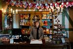 Anna Wowk Vestergaard er juleinspektør i Den Gamle By i Aarhus. Her er hun fotograferet i museets julebutik, som endnu ikke er pyntet op til jul. Foto: Finn Frandsen