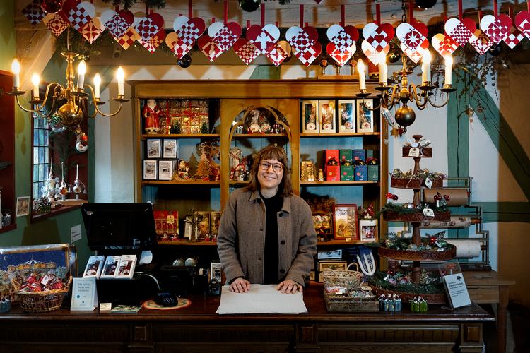 Anna Wowk Vestergaard er juleinspektør i Den Gamle By i Aarhus. Her er hun fotograferet i museets julebutik, som endnu ikke er pyntet op til jul. Foto: Finn Frandsen