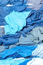 Er der eksempelvis mange knapper i et stykke tøj, kan det være mere besværligt at håndtere i en genbrugsproces. Foto: Peter Maunsbach