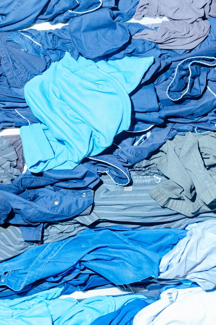 Er der eksempelvis mange knapper i et stykke tøj, kan det være mere besværligt at håndtere i en genbrugsproces. Foto: Peter Maunsbach