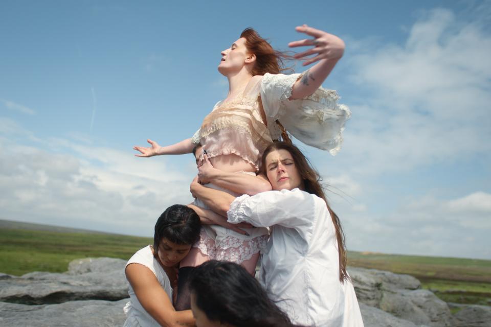 Et af ugens musikalske højdepunkter er en musikvideo fra Florence + The Machine'. Den britiske sangerinde er aktuel med albummet ’Everybody Scream’ . Foto: Pr-foto