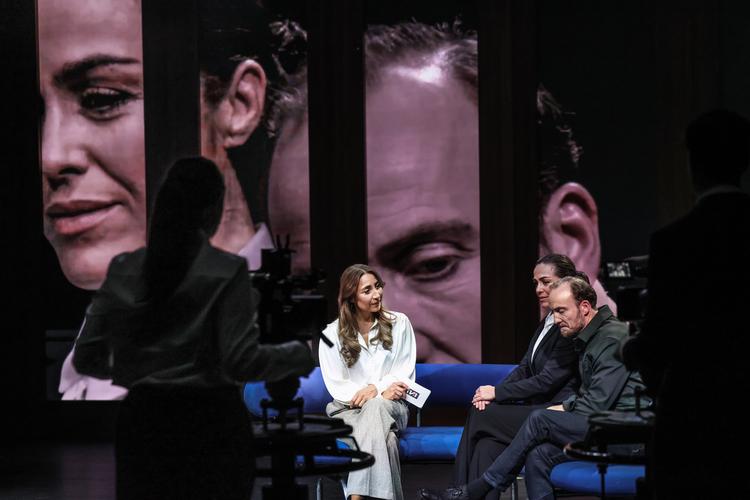 Spillet mellem medier og politik er flot fremhævet af Benjamin la Cours imposante scenografi. Foto: Evan Hemmingsen