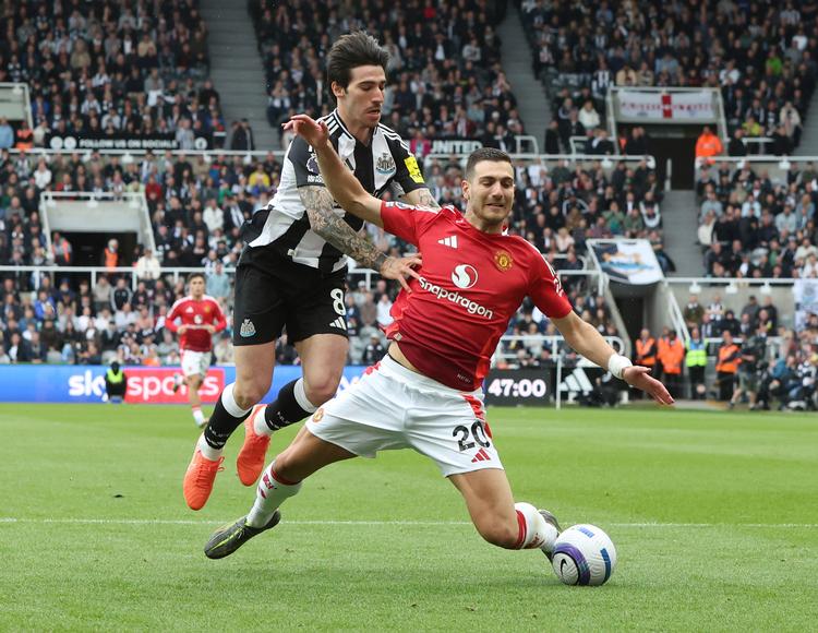 Det står nu endegyldigt klart, at kun opgøret mellem Manchester United og Newcastle spilles den pågældende 26. december. Her er et billede fra holdenes opgør i Newcastle i april.  Foto: Nigel Roddis/Ritzau Scanpix
