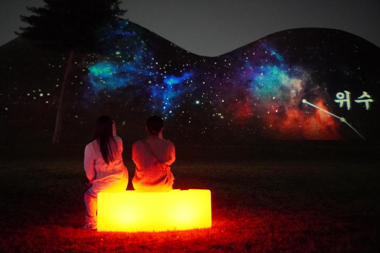 Gravhøjene i Geyongju bliver oplyst med lyskanoner og lasere i overnaturlige, mystiske mønstre.  Foto: Sebastian Stryhn Kjeldtoft