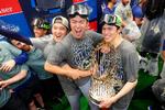 Los Angeles Dodgers' tre japanere, Shohei Ohtani (tv.), Yoshinobu Yamamoto og Roki Sasaki (th.) jubler efter World Series-triumfen. Mens Ohtani betragtes som sportens måske bedste spiller nogensinde, var det Yamamoto, der blev kåret til finaleseriens mest værdifulde spiller. Foto: Gregory Shamus/Ritzau Scanpix