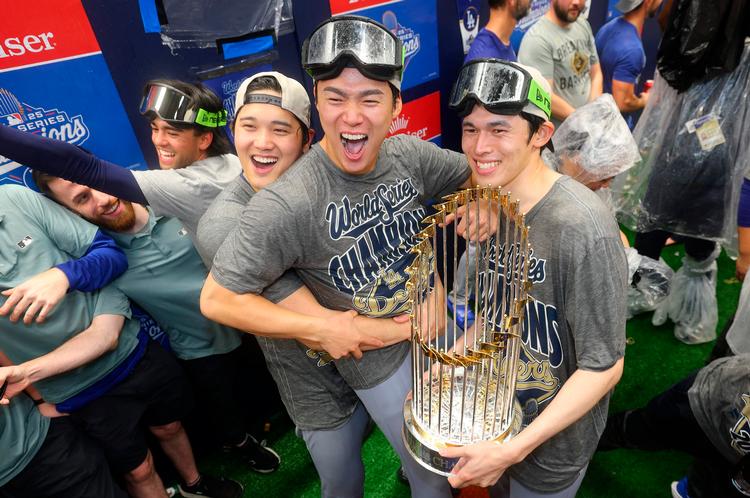 Los Angeles Dodgers' tre japanere, Shohei Ohtani (tv.), Yoshinobu Yamamoto og Roki Sasaki (th.) jubler efter World Series-triumfen. Mens Ohtani betragtes som sportens måske bedste spiller nogensinde, var det Yamamoto, der blev kåret til finaleseriens mest værdifulde spiller. Foto: Gregory Shamus/Ritzau Scanpix
