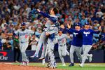 Kampens to helte for Dodgers: Catcher Will Smith, der slog det afgørende home run, omfavner pitcher Yoshinobu Yamamoto, der kom ind til sidst og lukkede kampen med tre outs. Foto: Gregory Shamus/Ritzau Scanpix