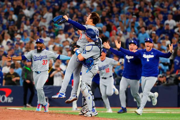 Kampens to helte for Dodgers: Catcher Will Smith, der slog det afgørende home run, omfavner pitcher Yoshinobu Yamamoto, der kom ind til sidst og lukkede kampen med tre outs. Foto: Gregory Shamus/Ritzau Scanpix