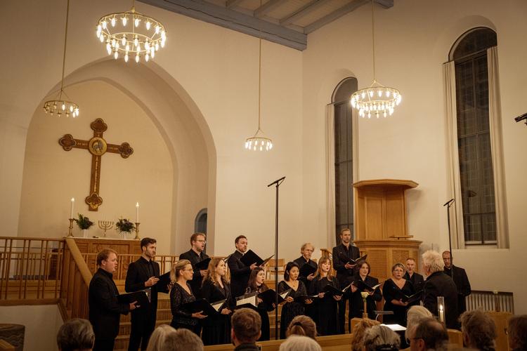 Dirigenten Mogens Dahl og hans fremragende kammerkor holder hvert år allehelgenkoncert. I år dykkede niveauet desværre helt overraskende. Foto: Miriam Dalsgaard